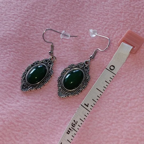 Green stone earrings - Picture 3 of 3